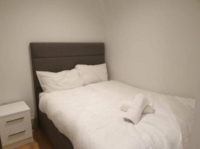 LONG STAYS 1Bed Studio Serviced Apartment Netflix & free WIFI perfect for Solo and Coupled Guests